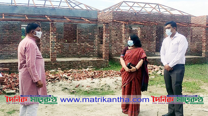 রাজবাড়ী সদরের দাদশী-পাঁচুরিয়া ইউপিতে গৃহ নির্মাণ কাজের অগ্রগতি পরিদর্শনে ডিসি